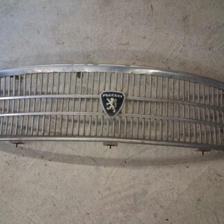 Peugeot 404 etusäleikkö  Huom ! kaksi poikittaista kromilistaa